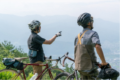 チャリップ景色を眺める人の写真